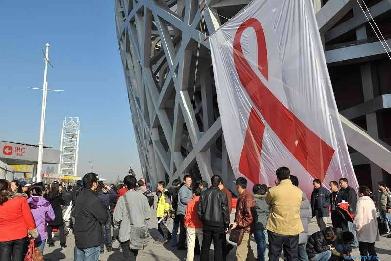 点击原始大小查看 国艾办、卫生部举行“2008年世界艾滋病日新闻发布会暨国家体育场红丝带悬挂仪式”B