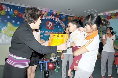 为康复运动会选手颁奖