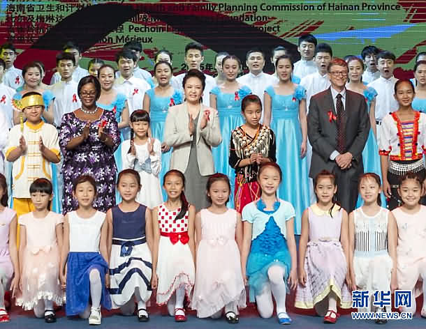 WHO结核病和艾滋病防治亲善大使、国家卫生计生委防治艾滋病宣传员彭丽媛教授出席“艾滋病/结核病防治宣传校园行