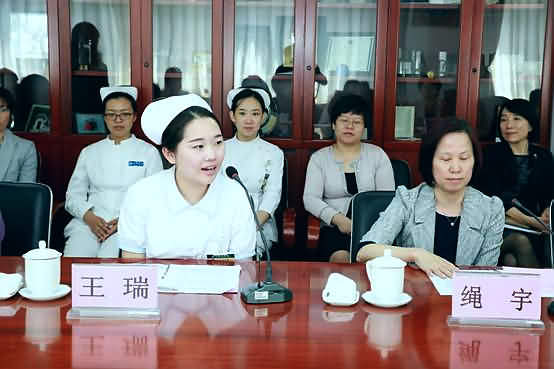 医科院护理学院在校护士生代表在会上发言