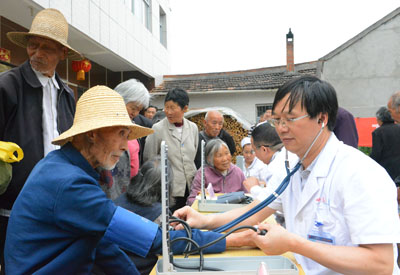 镇里来了扶贫义诊团
