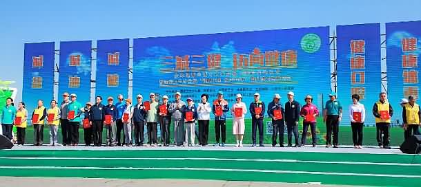 李斌主任、王国强副主任等与会领导为全民健康生活方式指导员发证书